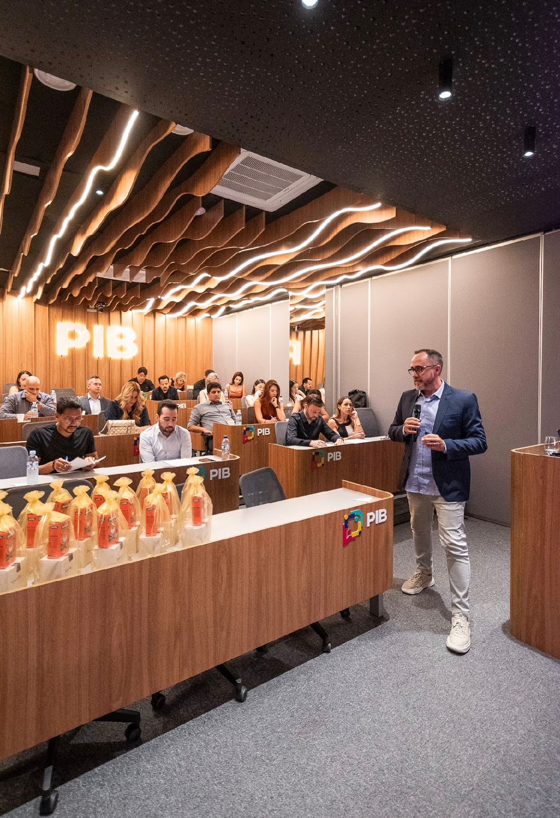 Delamar Júnior durante palestra na sala plenária da Plural Intelligence Business