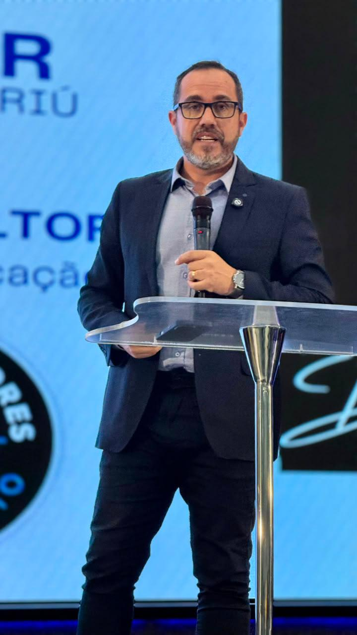 Delamar Júnior durante palestra